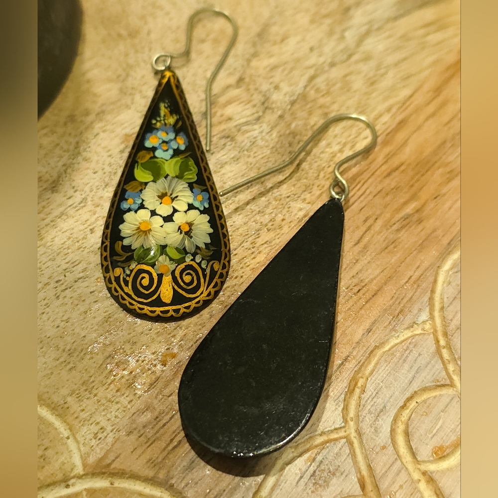 Handpainted wooden earrings - Picture 2 of 3